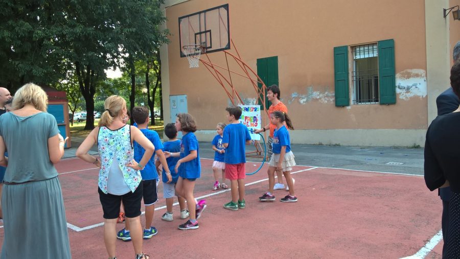 Un'immagine che ritrae ricreazione, comunità, pantaloncini attivi, campo da basket e tempo libero.