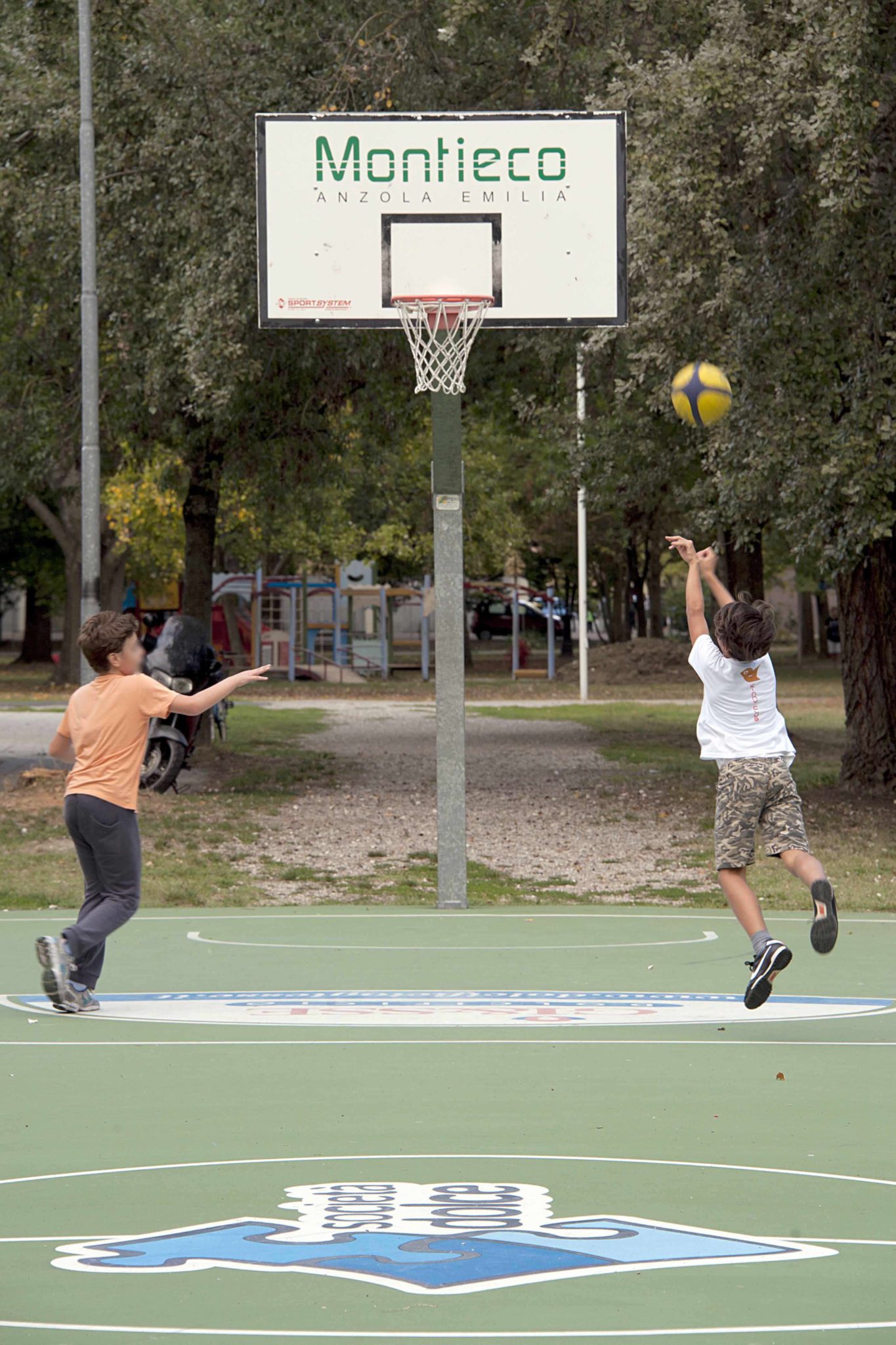 Un'immagine che ritrae pallacanestro, canestro da basket, movimenti di basket, sport di squadra e palla.