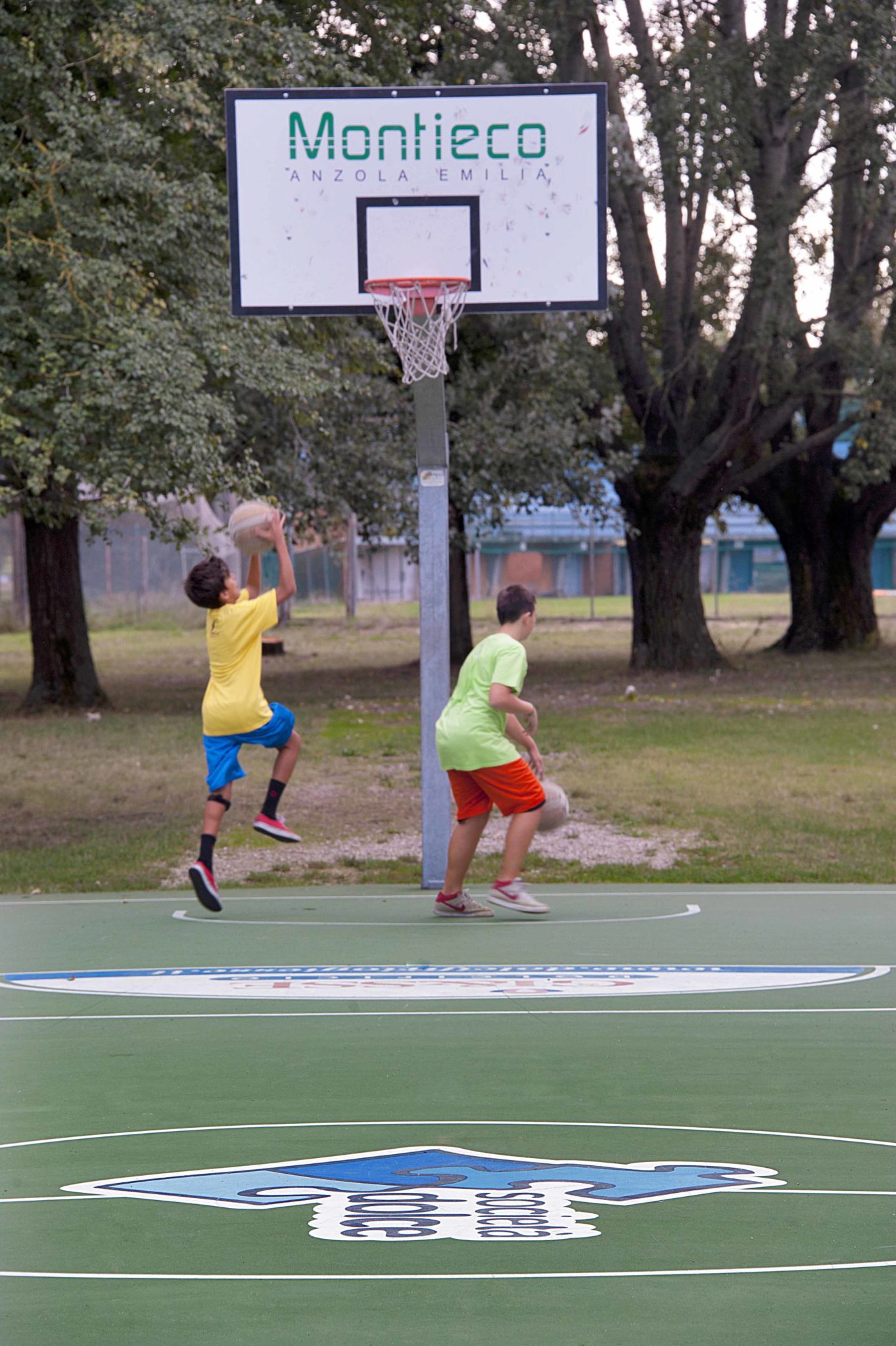 Un'immagine che ritrae impianto sportivo, canestro da basket, movimenti di basket, sport di squadra e pallacanestro.