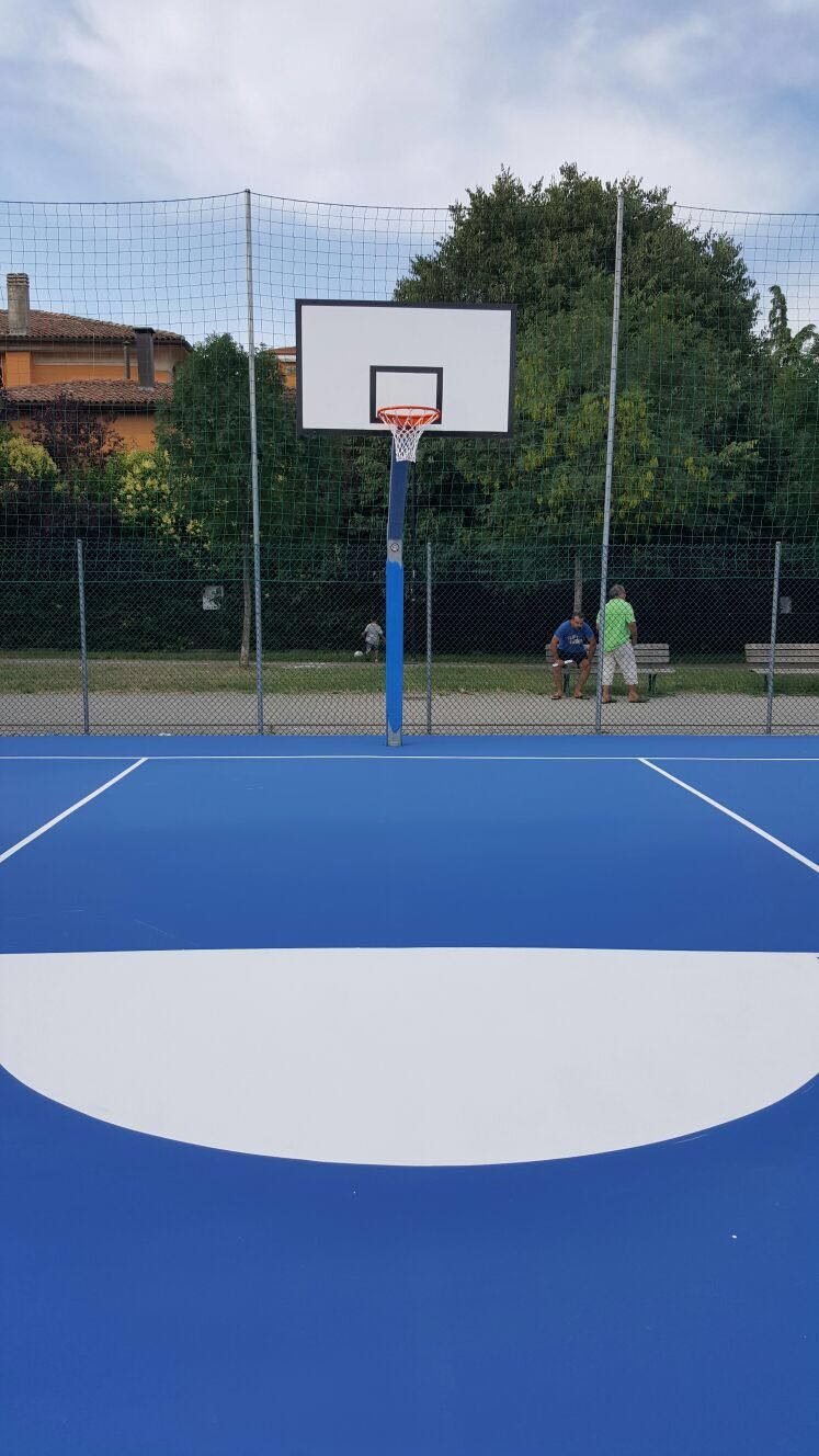Un'immagine che ritrae impianto sportivo, canestro da basket, campo da basket, pallacanestro e gioco della palla.