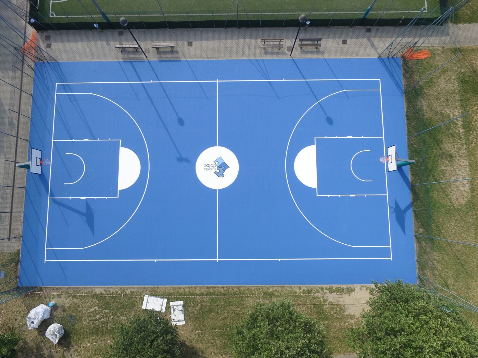 Un'immagine che ritrae impianto sportivo, campo da basket, sport, gioco della palla e canestro da basket.