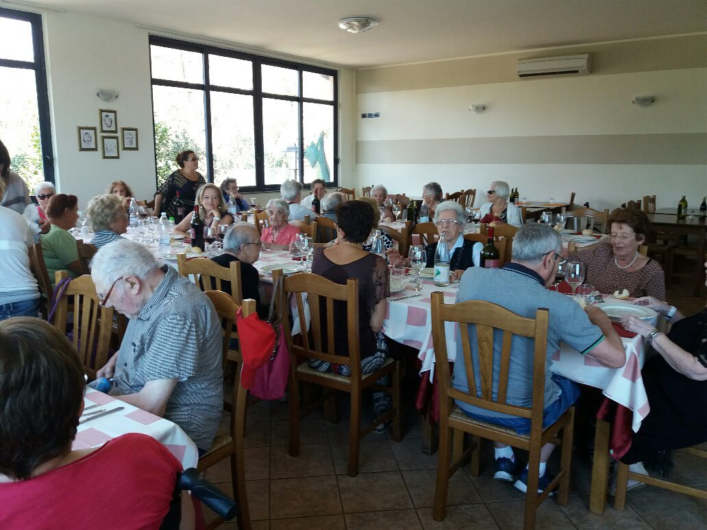 Un'immagine che ritrae mobilia, tavolo, sedia, stoviglie e ristorante.