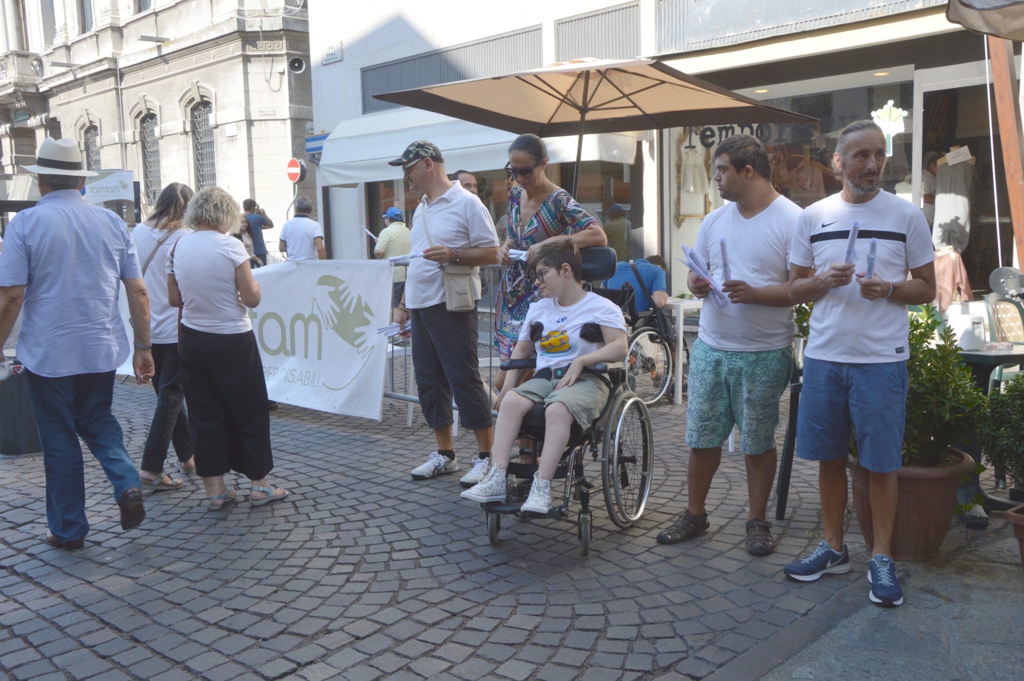 Un'immagine che ritrae vestiario, pantaloni, scarpa, gamba e jeans.