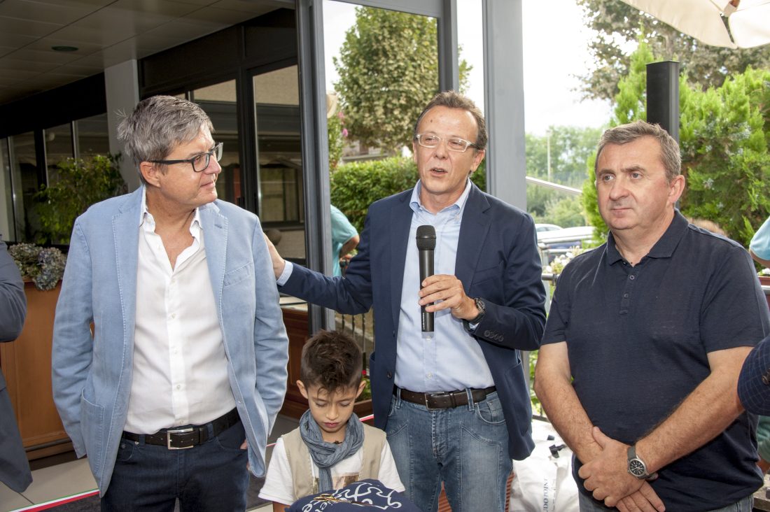 Un'immagine che ritrae vestiario, manica, occhiali, viso e occhiali.