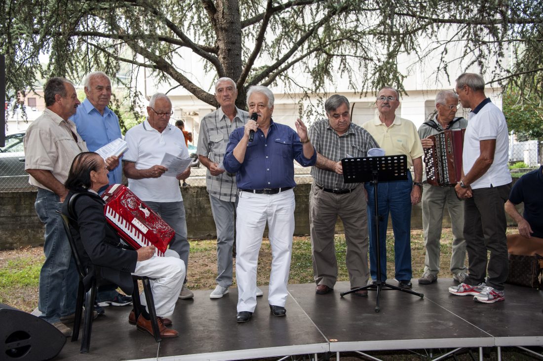 Un'immagine che ritrae pantaloni, scarpa, jeans, gruppo sociale e comunità.