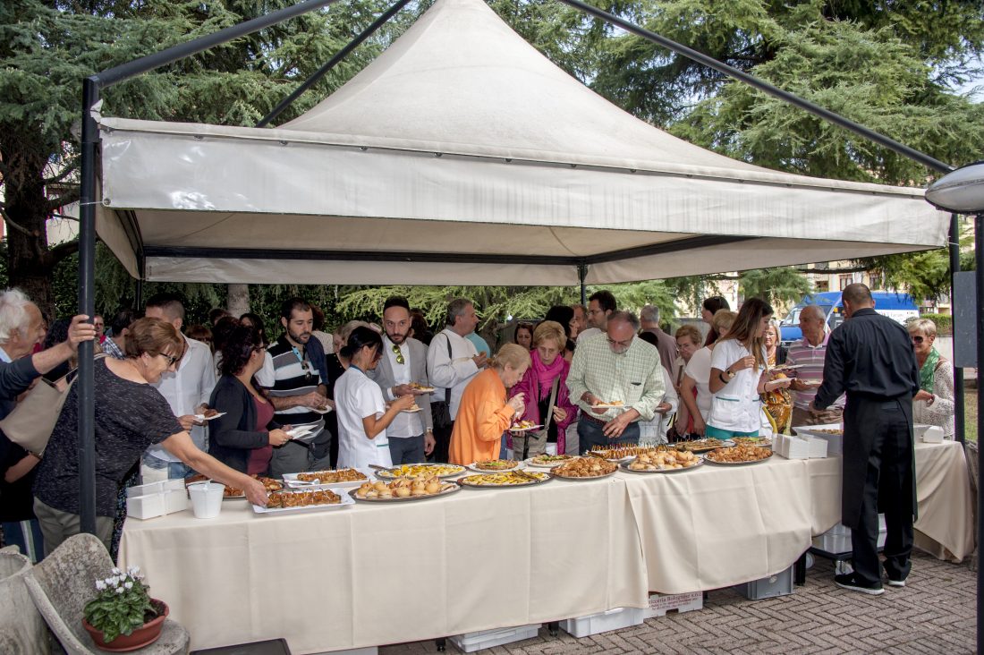 Un'immagine che ritrae cibo, baldacchino, tenda, ombra e pranzo.