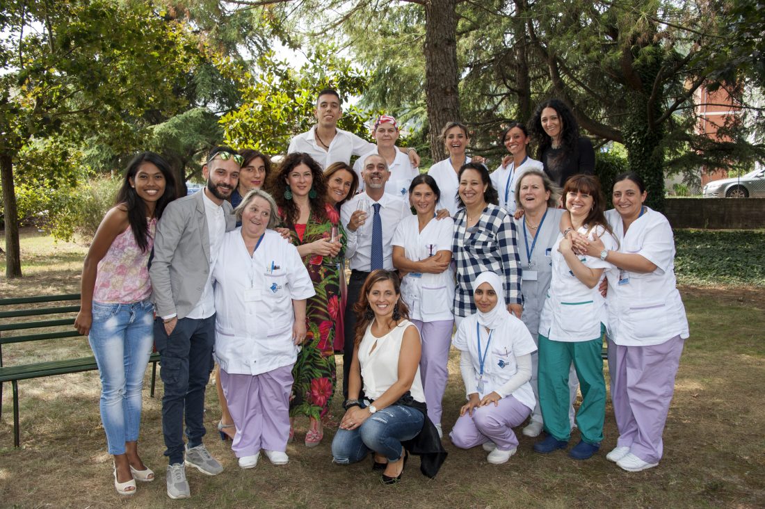 Un'immagine che ritrae sorriso, gruppo sociale, comunità, uniforme e squadra.