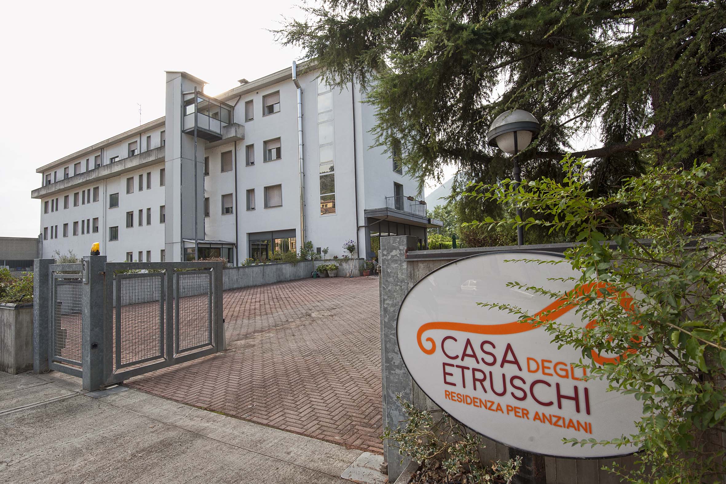 Un'immagine che ritrae edificio, finestra, zona residenziale, facciata e architettura.