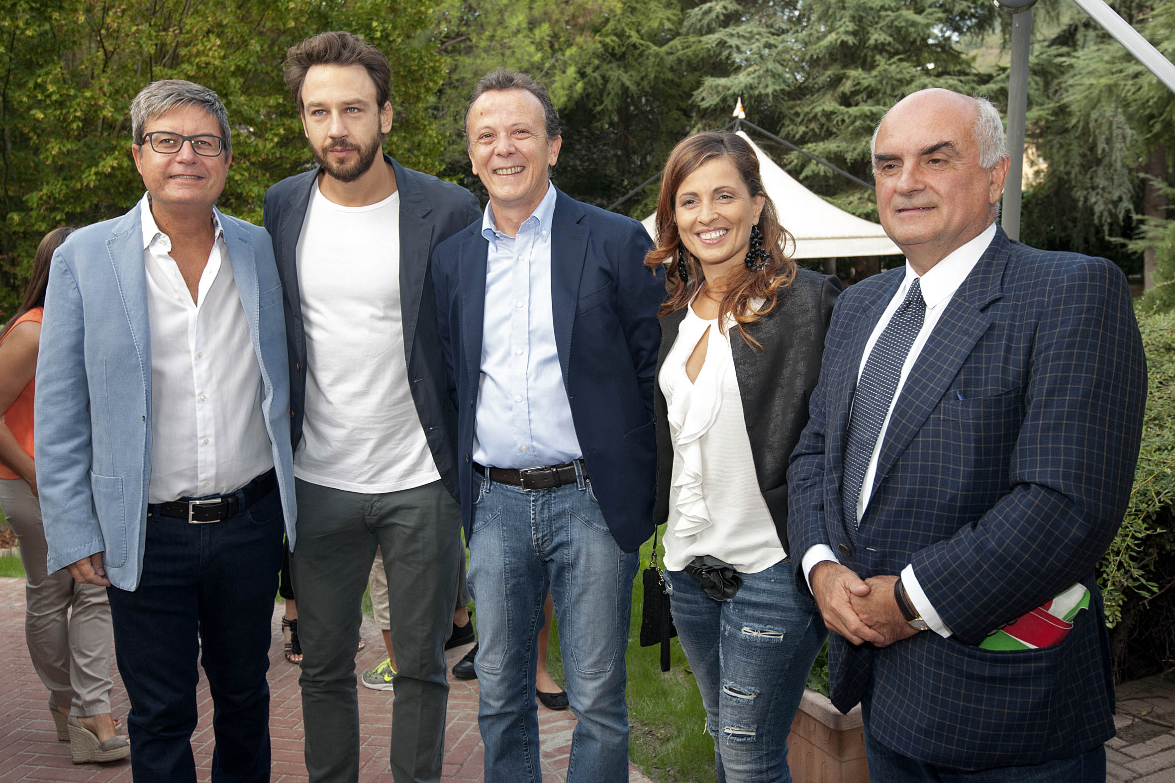 Un'immagine che ritrae persone, sorriso, pantaloni, gruppo sociale e capispalla.