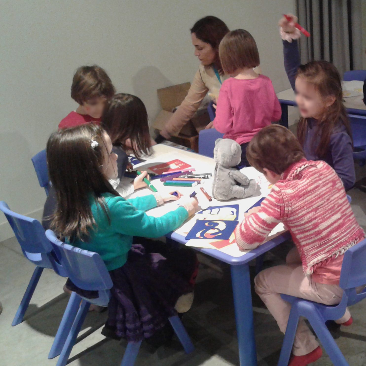 Un'immagine che ritrae mobilia, bambino, tavolo, apprendimento e sedia.