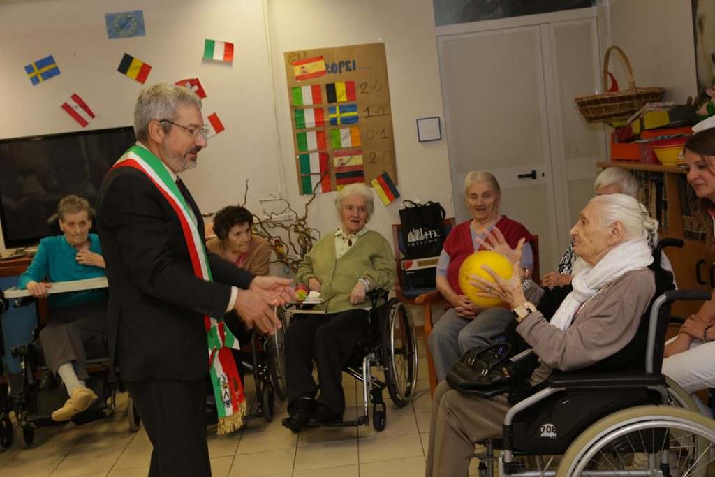 Un'immagine che ritrae sedia a rotelle, sedia, mobilia, seduta e casa di riposo.
