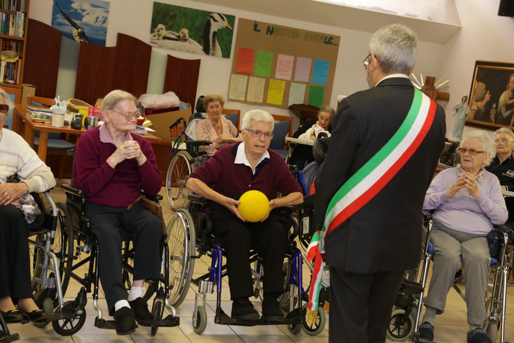 Un'immagine che ritrae sedia a rotelle, ruota, sedia, casa di riposo e attrezzature mediche.