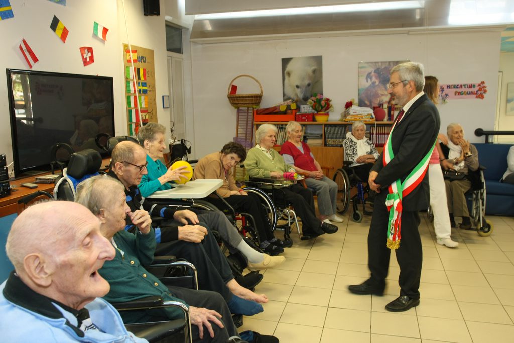 Un'immagine che ritrae sedia a rotelle, mobilia, sedia, seduta e jeans.