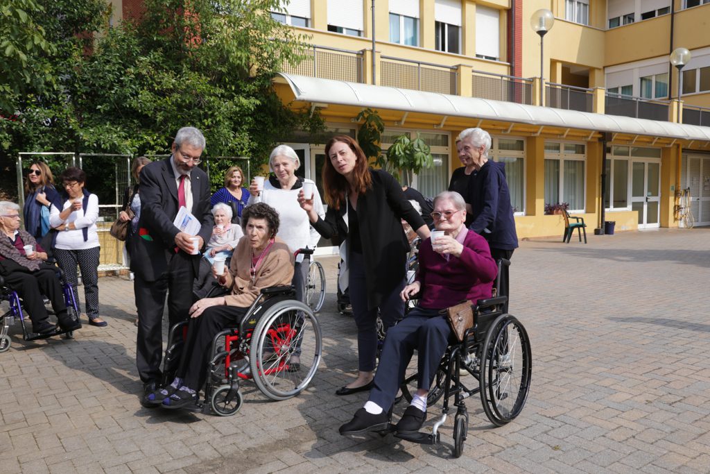 Un'immagine che ritrae sedia a rotelle, pantaloni, attrezzature mediche, sedia e casa di riposo.