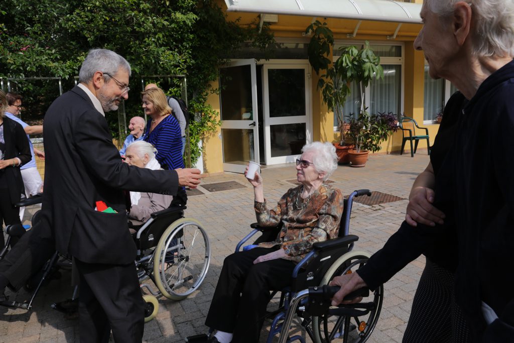 Un'immagine che ritrae sedia a rotelle, casa di riposo, sedia, attrezzature mediche e pianta da appartamento.