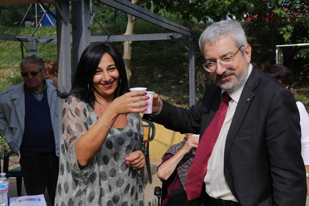 Un'immagine che ritrae vestiario, capelli, occhiali, occhiali e viso.
