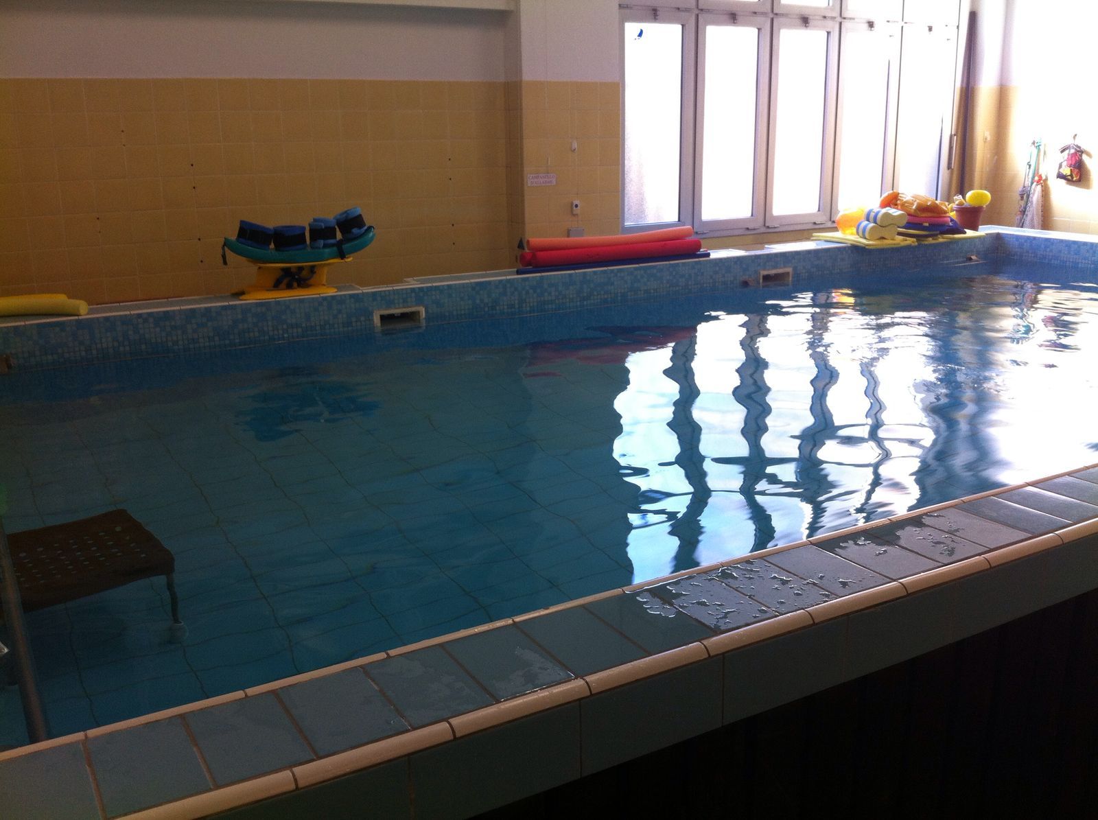 Un'immagine che ritrae piscina, fluido, pavimentazione, pavimento e materiale composito.