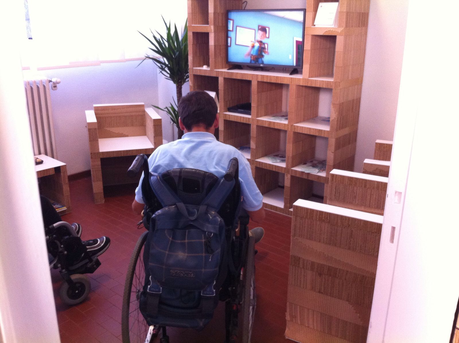 Un'immagine che ritrae mobilia, legna, pavimentazione, pavimento e design d'interni.