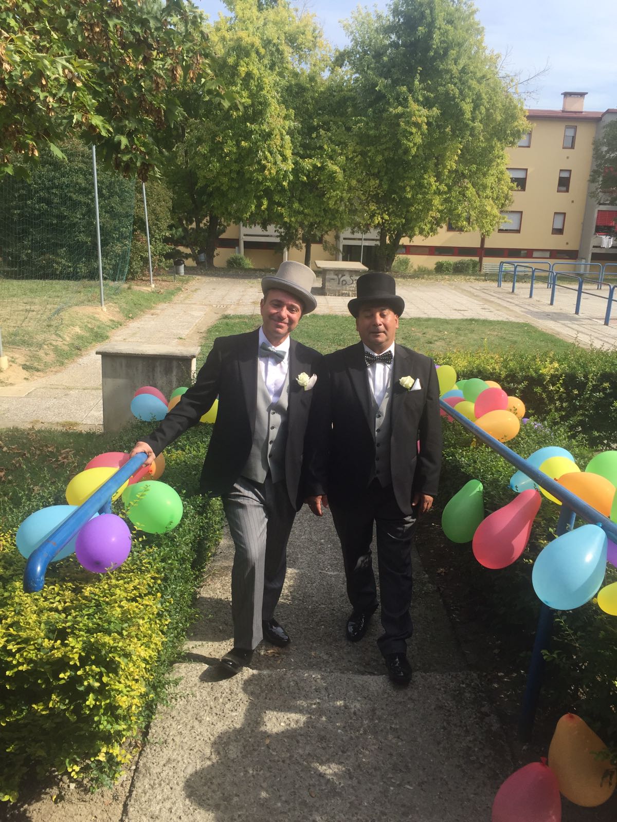 Un'immagine che ritrae palloncino, forniture per feste, abbigliamento formale, cappotto e divertimento.