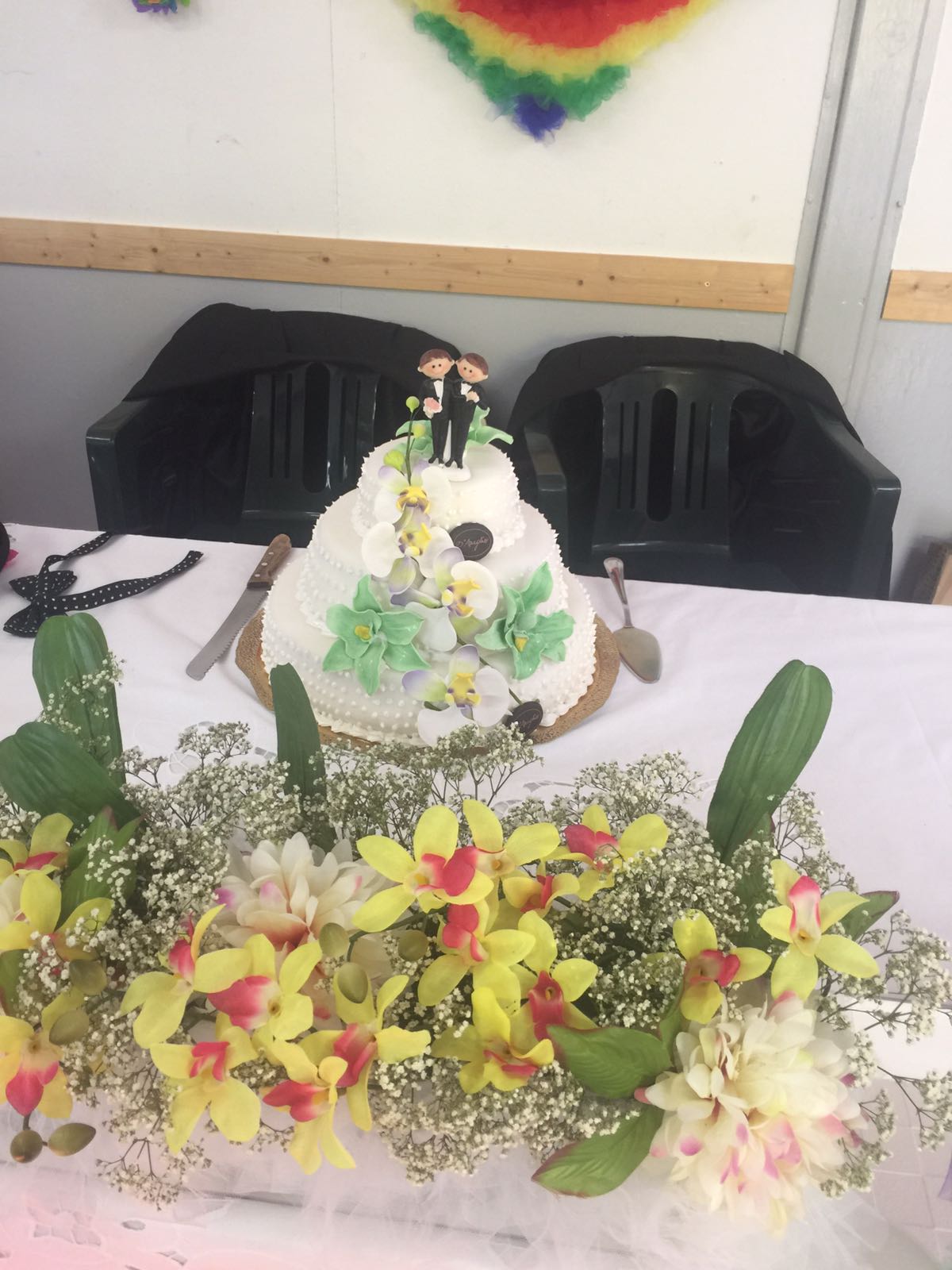 Un'immagine che ritrae composizione floreale, petalo, torta, cibo e fioraio.