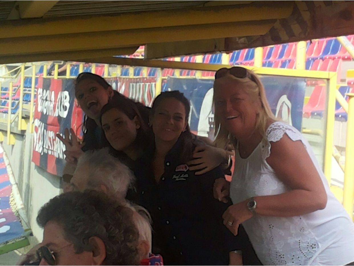Un'immagine che ritrae sorriso, felicità, espressione facciale, divertimento e amicizia.