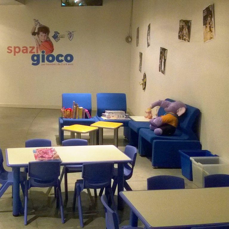 Un'immagine che ritrae plastica, sedia, bambino e pulizia.