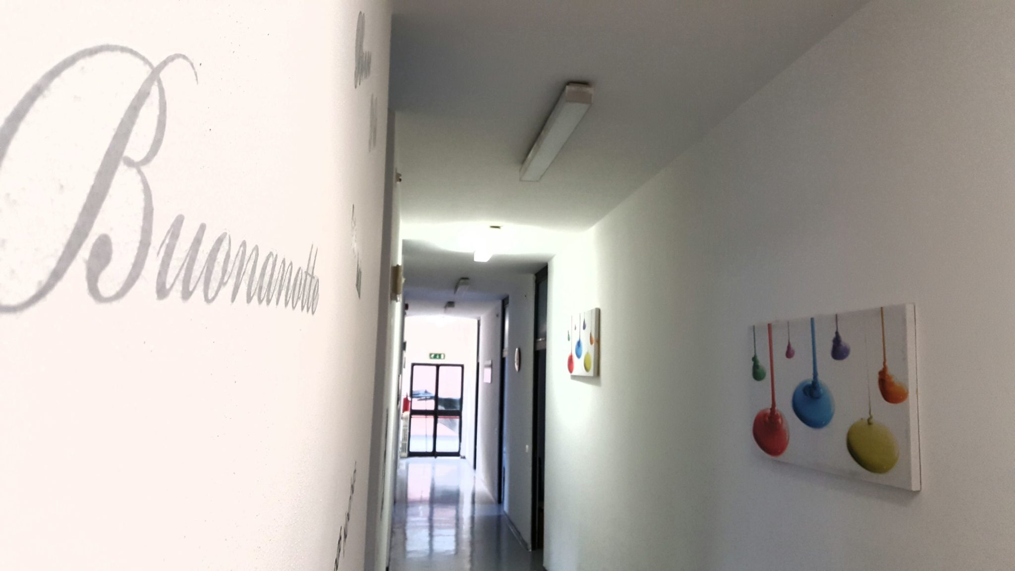 Un'immagine che ritrae parete, pavimentazione, pavimento, design d'interni e soffitto.