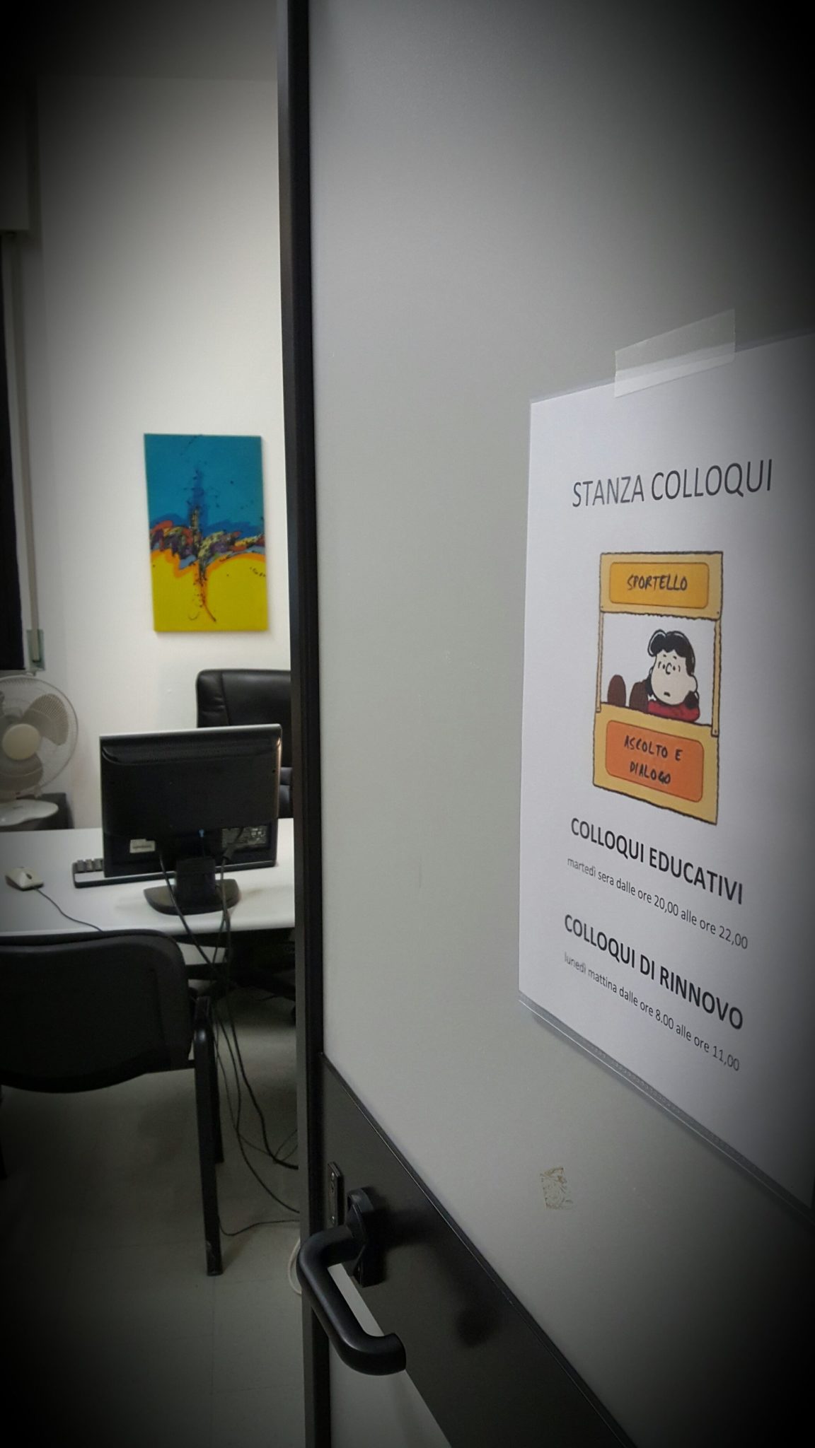 Un'immagine che ritrae graphic design, grafica, attrezzature per ufficio, cartello e multimedia.