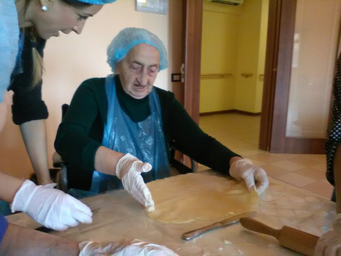 Un'immagine che ritrae impasto, cucina, cucinare, grembiule e economia domestica.