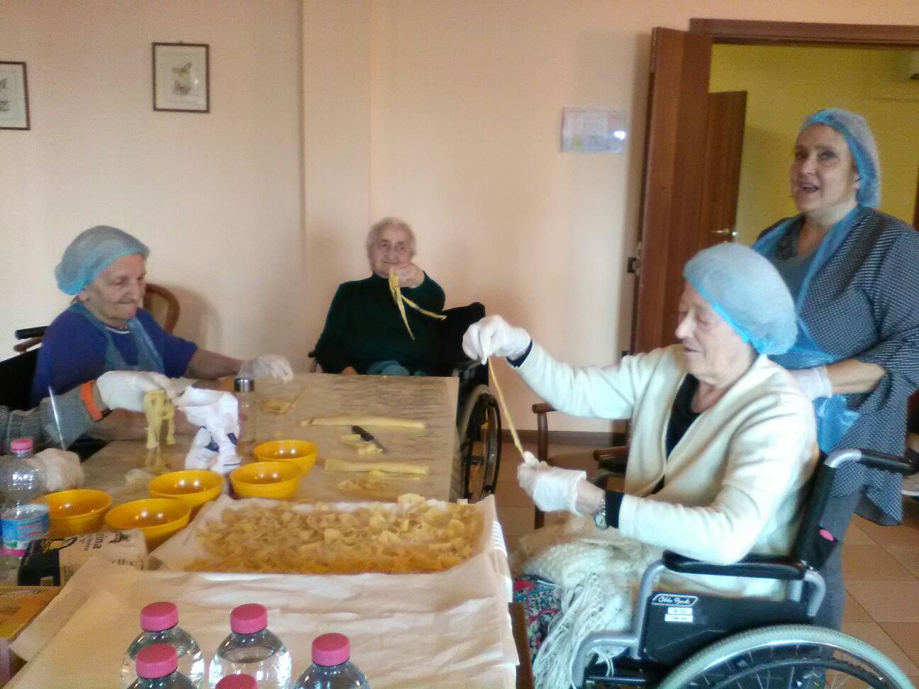 Un'immagine che ritrae sedia a rotelle, mobilia, sedia, casa di riposo e casa di cura.