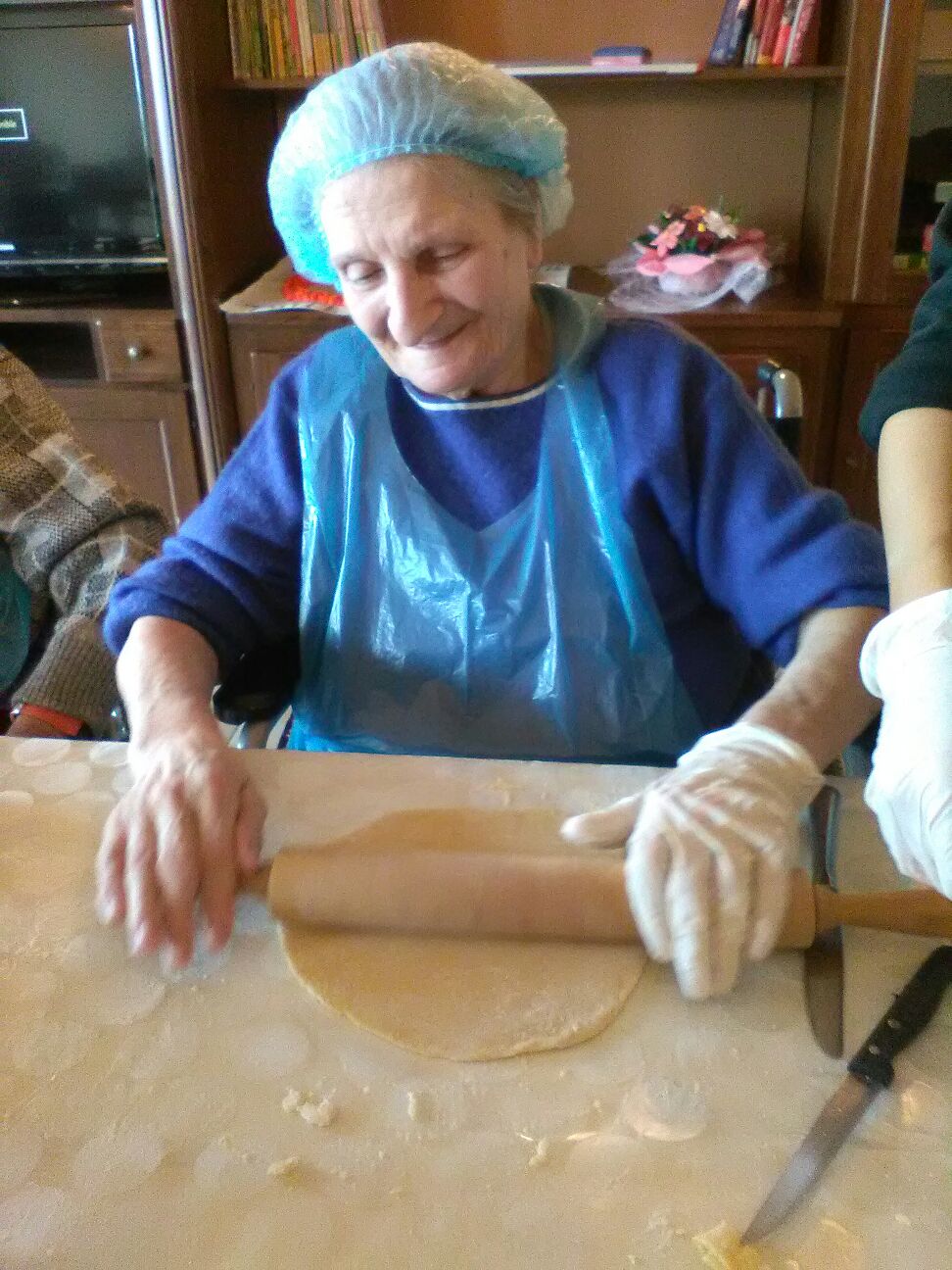 Un'immagine che ritrae impasto, ingrediente, cucina, mattarello e polvere.
