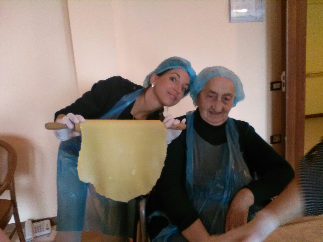 Un'immagine che ritrae sorriso, cibo, grembiule, felicità e cucina.