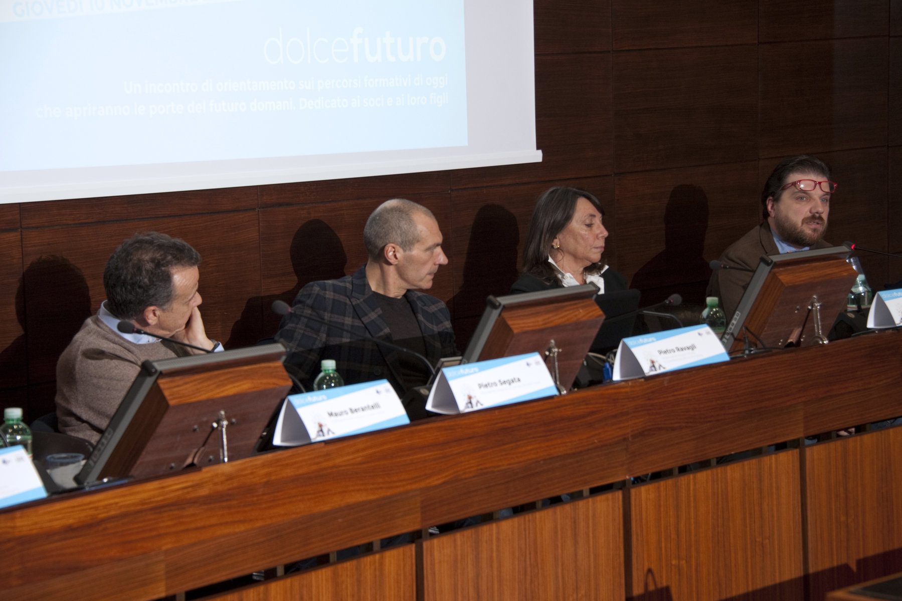Un'immagine che ritrae dispositivo elettronico, mobilia, evento, microfono e sistema di diffusione sonora.