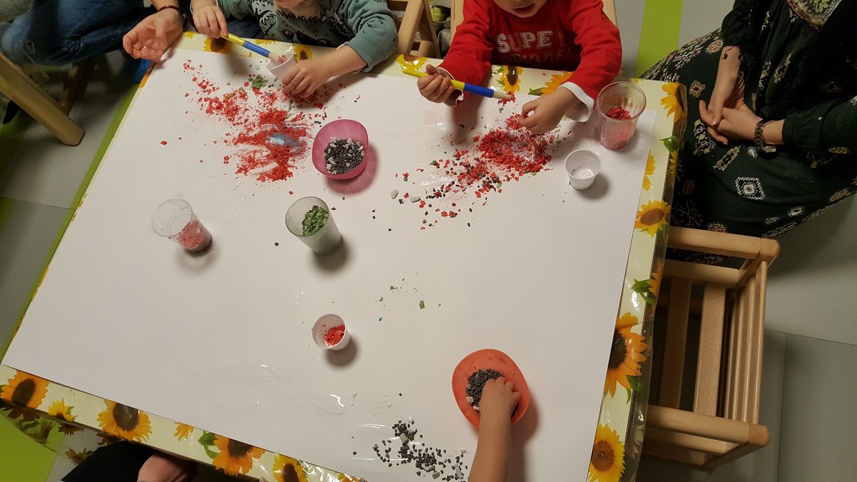Un'immagine che ritrae dito, tavolo, bambino, chiodo e arte infantile.