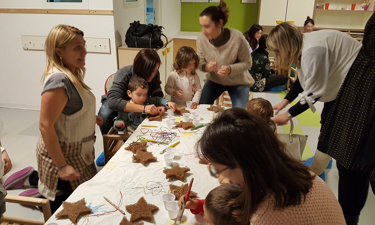 Un'immagine che ritrae bambino, condivisione, carta, asilo e apprendimento.