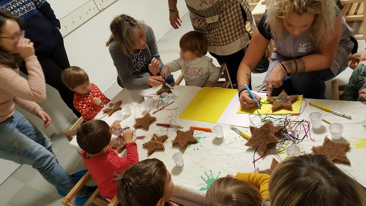 Un'immagine che ritrae bambino, asilo, condivisione, divertimento e apprendimento.