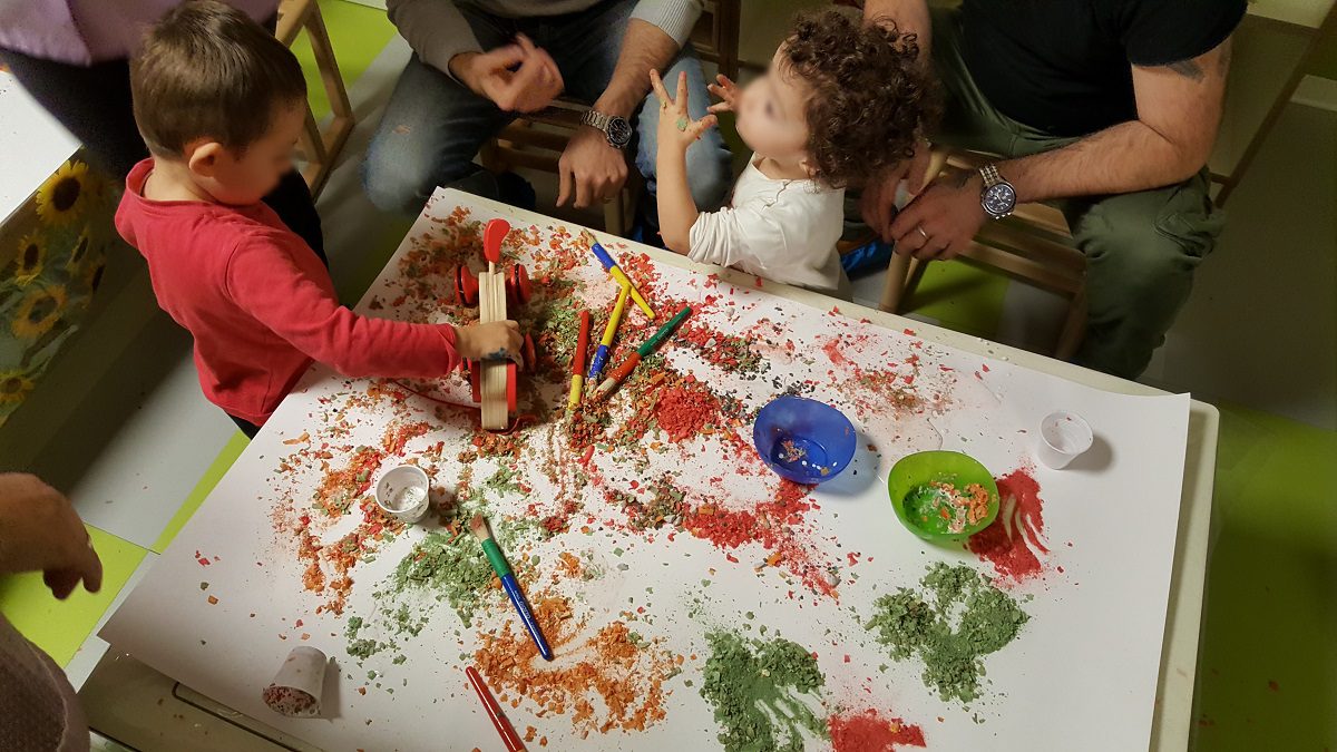Un'immagine che ritrae mano, dito, tavolo, bambino e mobilia.