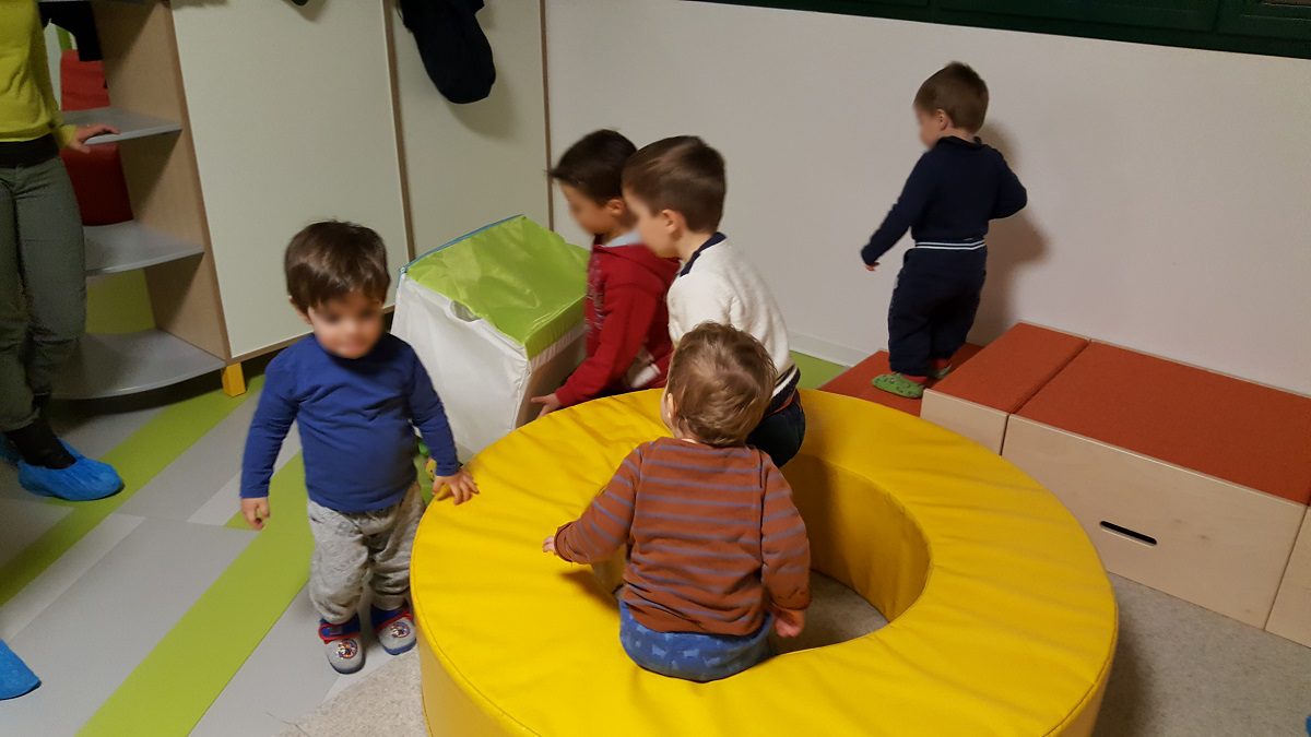 Un'immagine che ritrae bambino, pavimentazione, pavimento, asilo e camera.