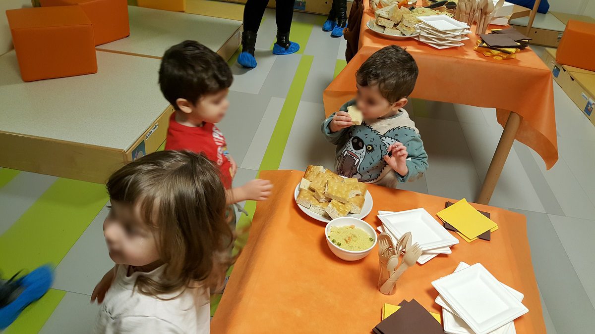 Un'immagine che ritrae mobilia, tavolo, bambino, sedia e condivisione.