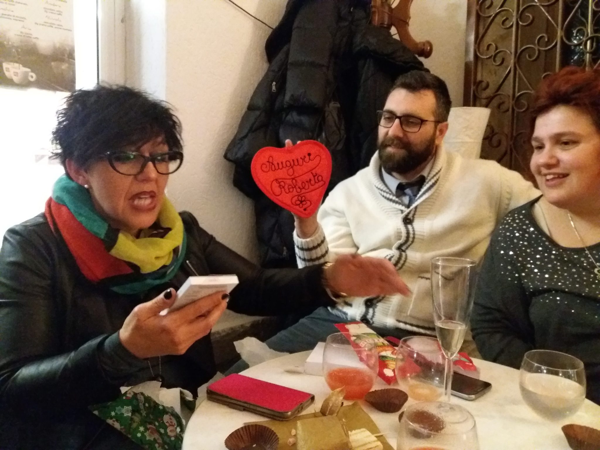 Un'immagine che ritrae occhiali, occhiali, cura della vista, capispalla e stoviglie.