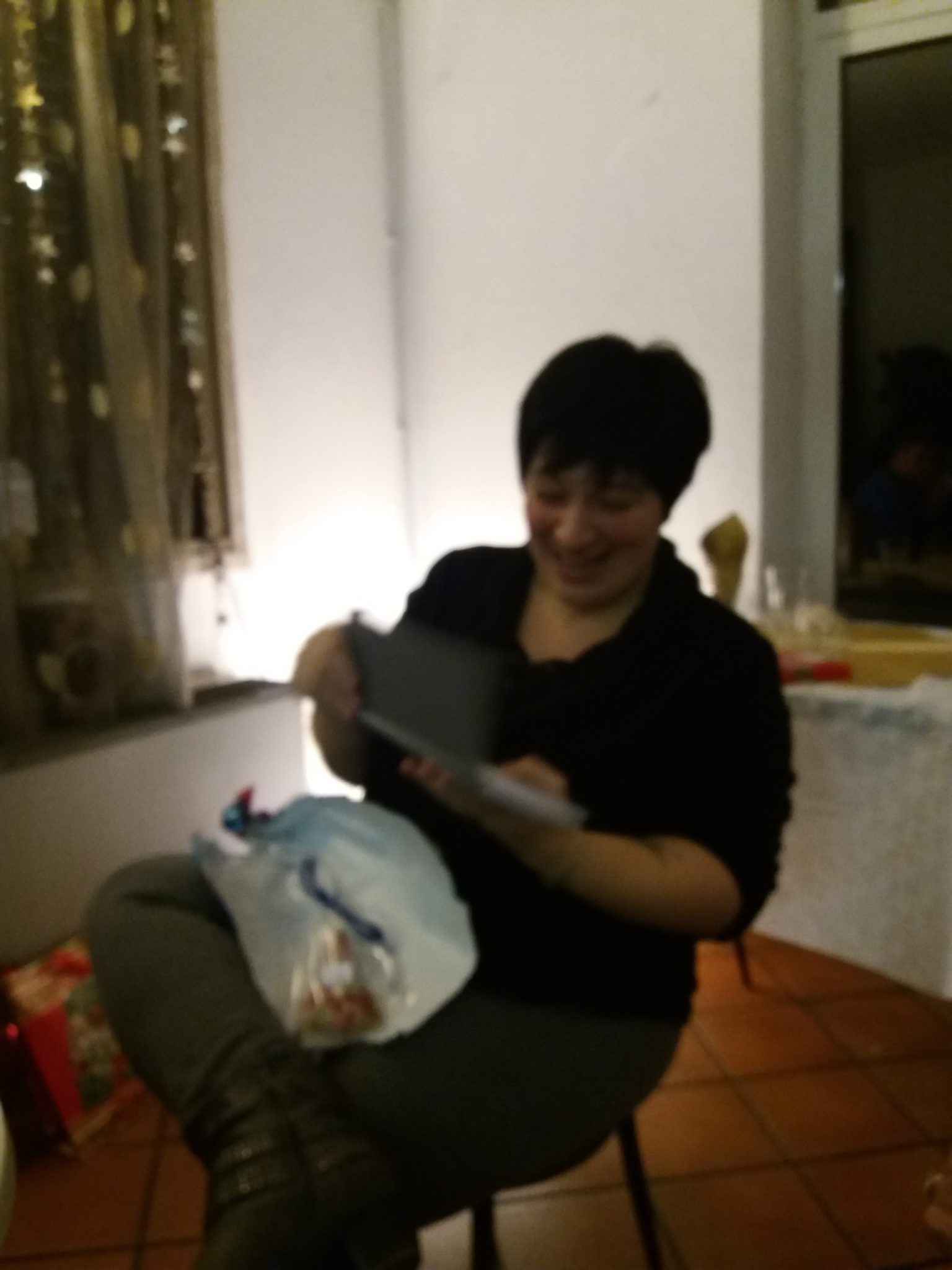 Un'immagine che ritrae capelli neri, seduta, mobilia, comfort e camera.