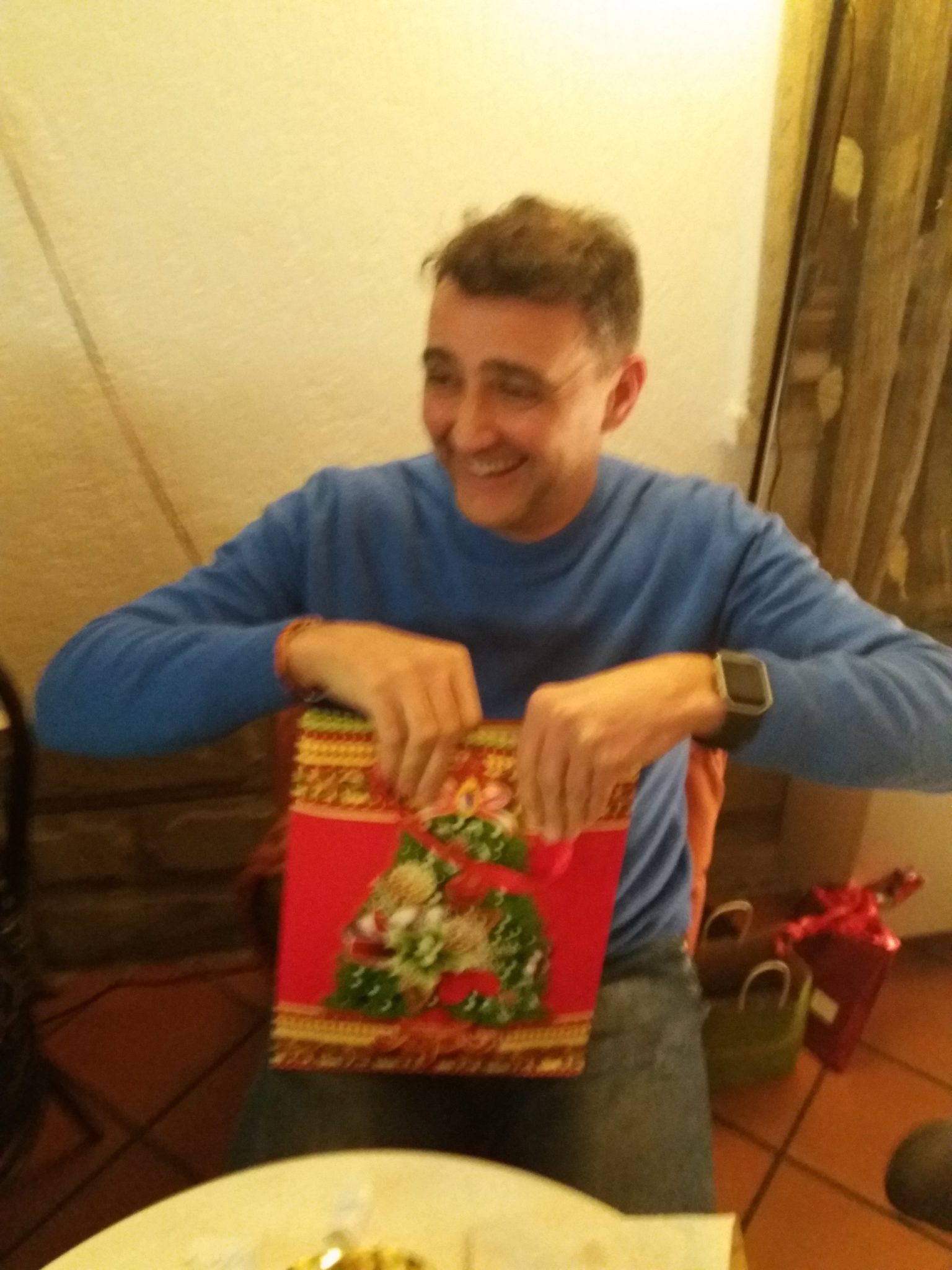 Un'immagine che ritrae vacanza, giorno di natale, vigilia di natale, decorazione natalizia e felicità.