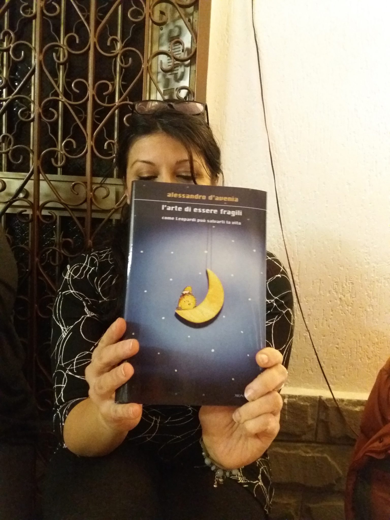 Un'immagine che ritrae oggetto astronomico, pubblicazione, mezzaluna, luna e astronomia.