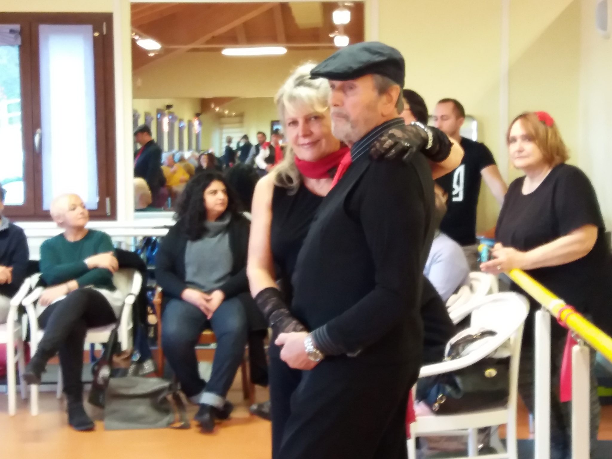 Un'immagine che ritrae vestiario, scarpa, pantaloni, corpo umano e gamba.