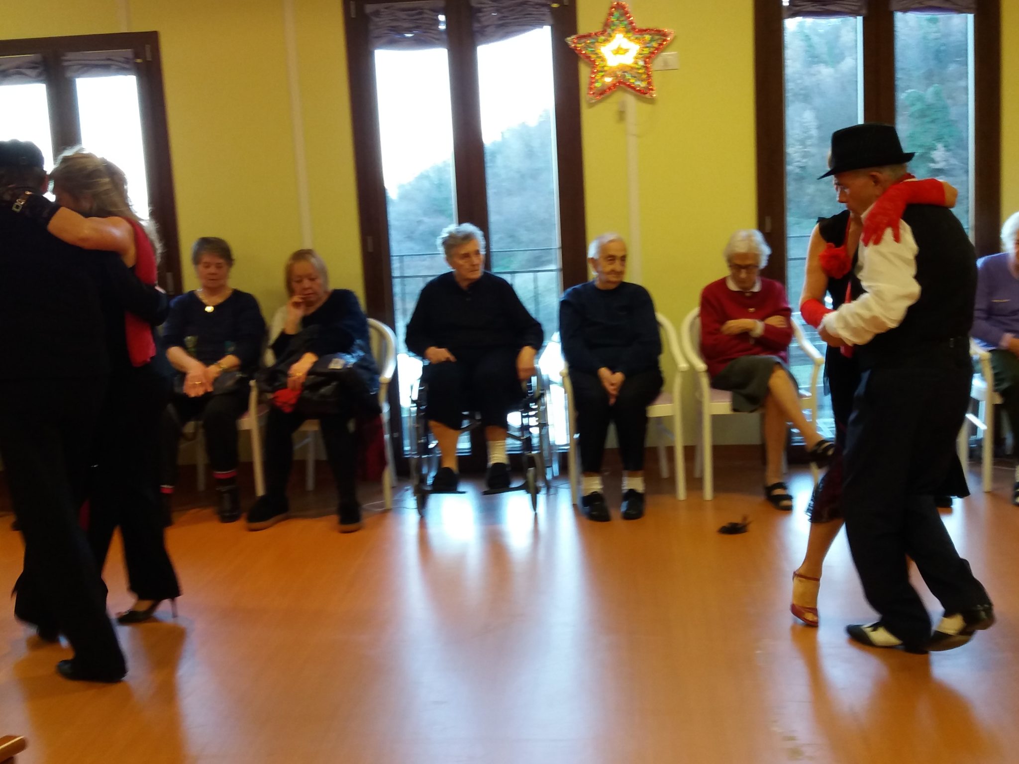 Un'immagine che ritrae sedia a rotelle, sala, sedia, divertimento e vernice.