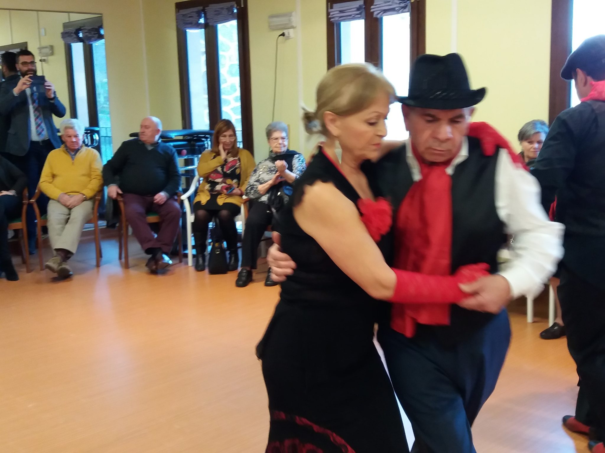 Un'immagine che ritrae arti performative, divertimento, calzature, scarpa e pantaloni.