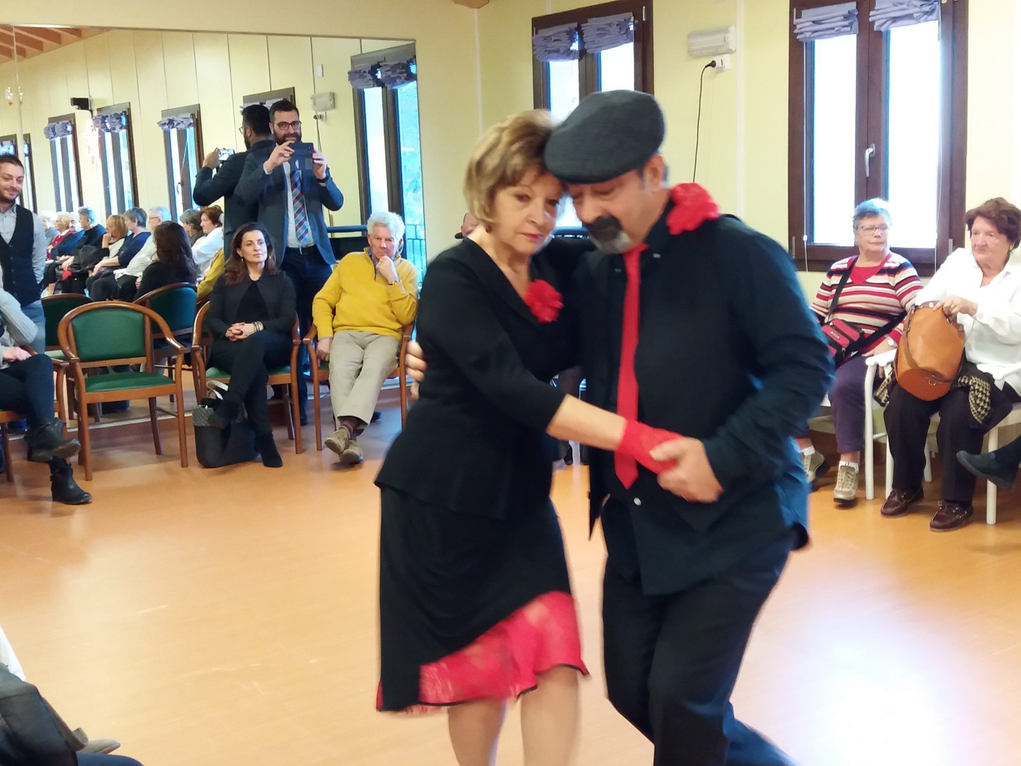 Un'immagine che ritrae divertimento, arti performative, calzature, pantaloni e scarpa.