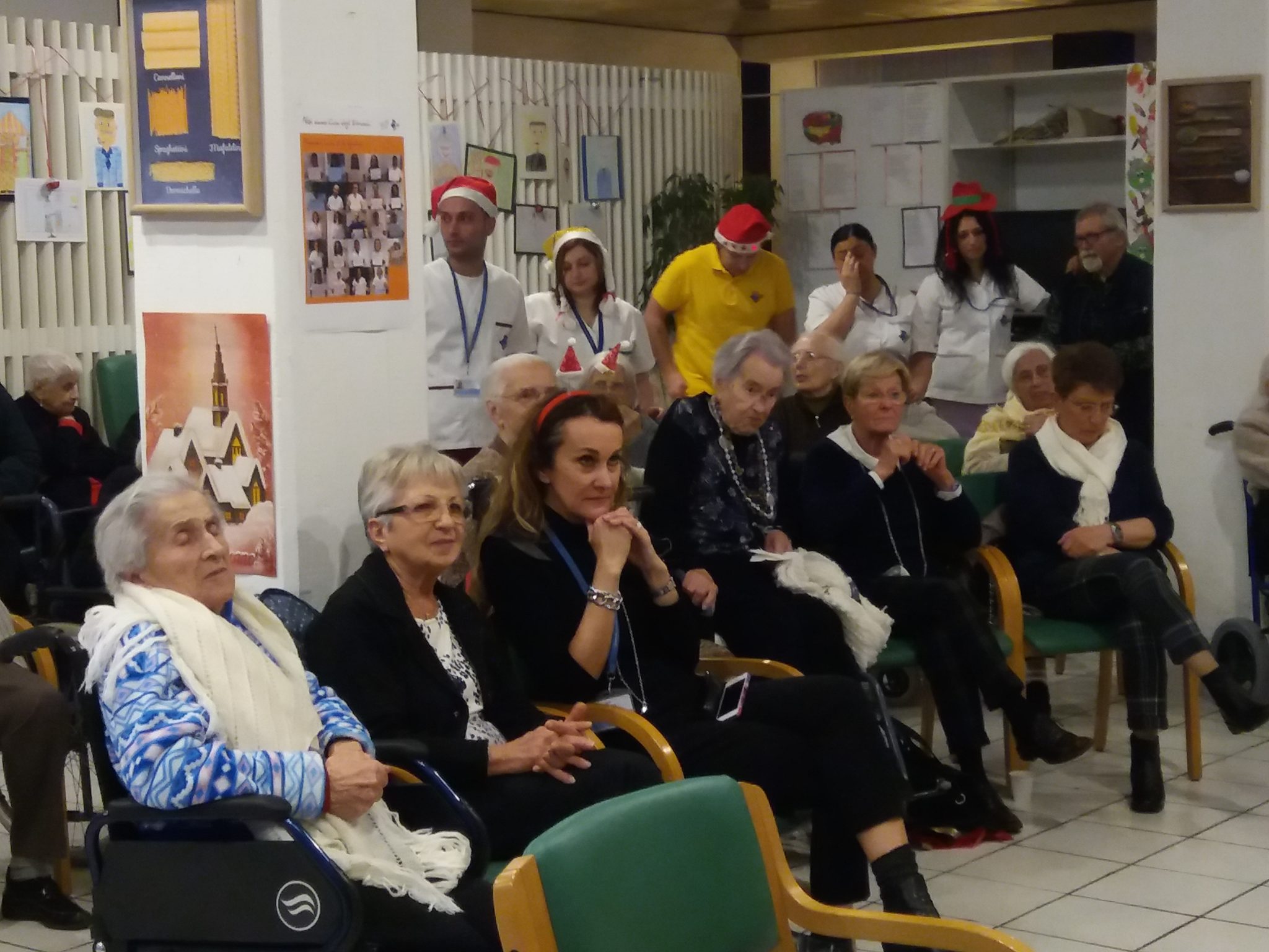 Un'immagine che ritrae pantaloni, gruppo sociale, mobilia, comunità e sedia.