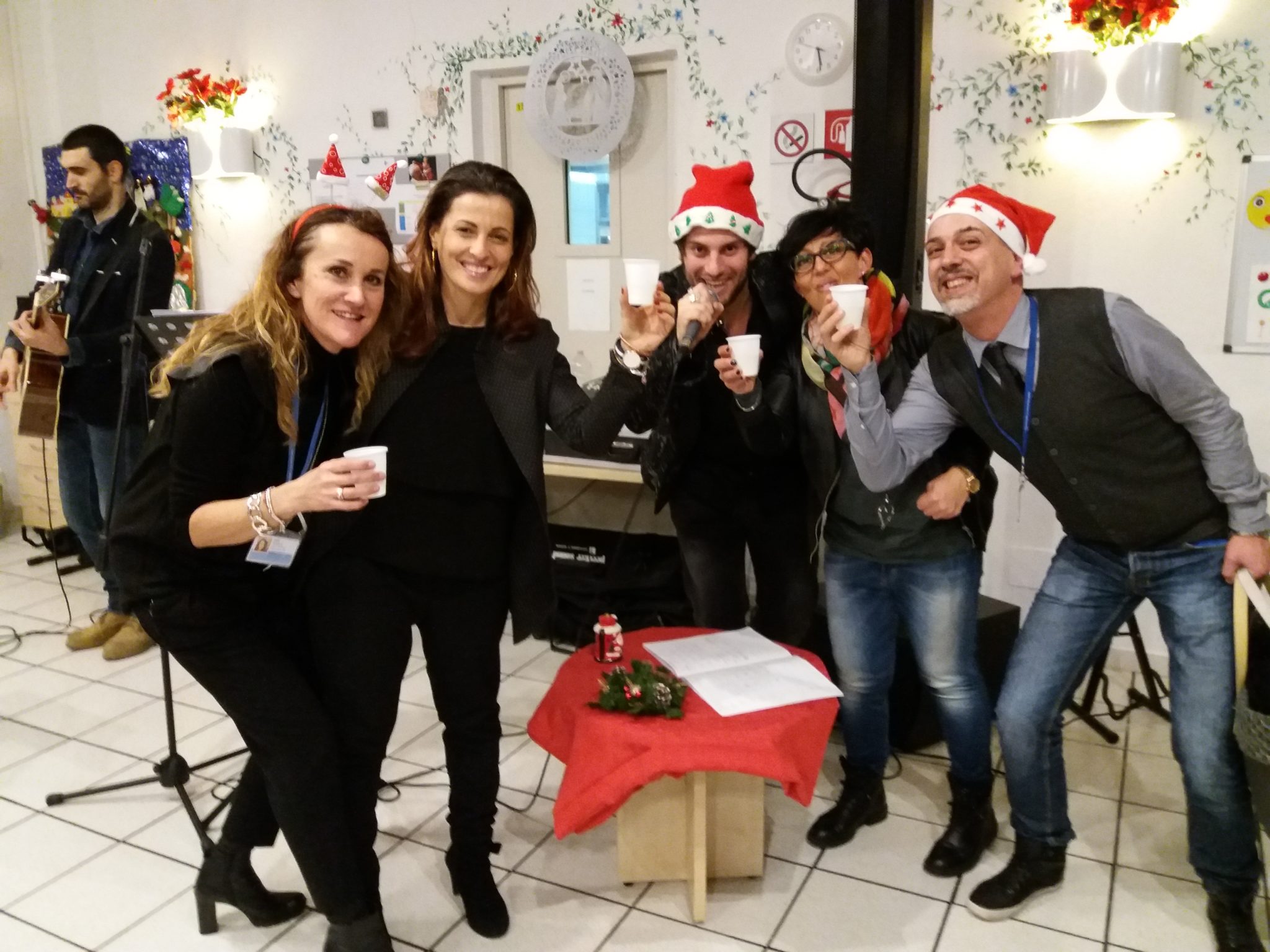 Un'immagine che ritrae pantaloni, evento, capispalla, sorriso e jeans.