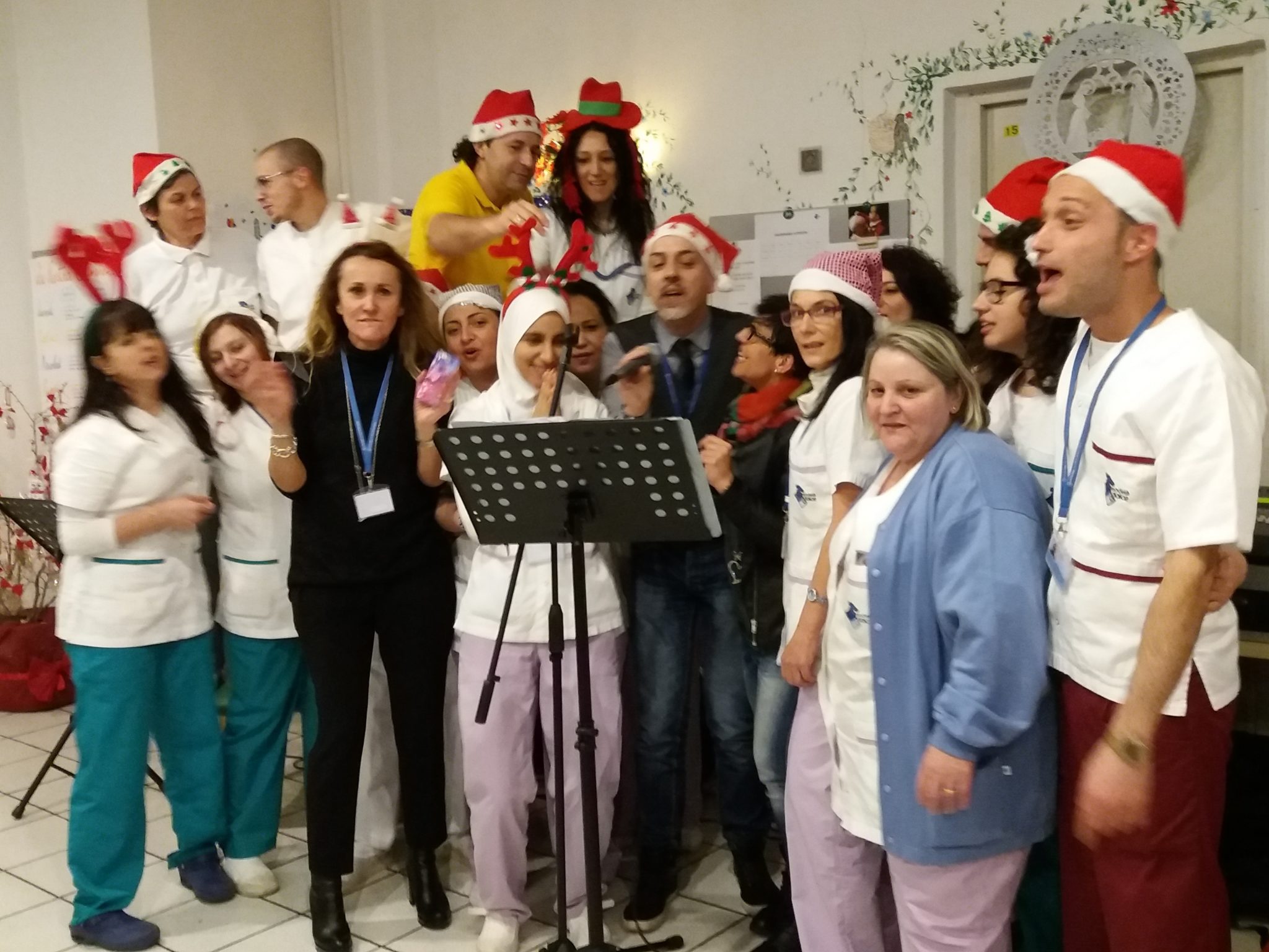 Un'immagine che ritrae sorriso, gruppo sociale, comunità, evento e cappello.